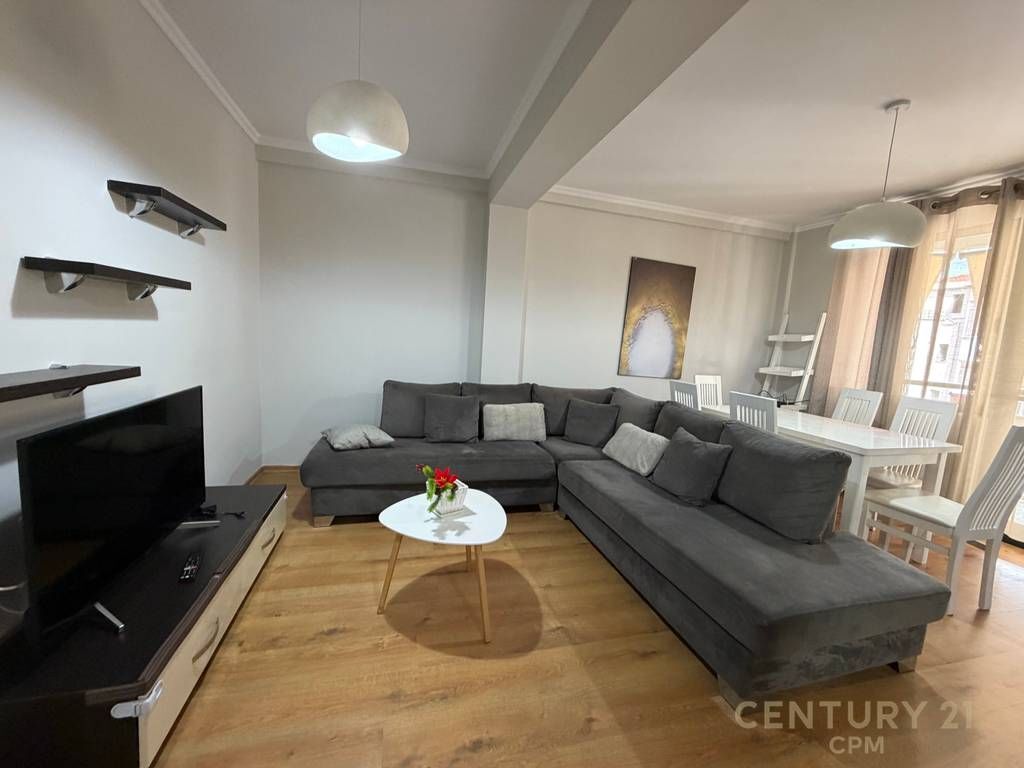 Apartament 1+1 ndodhet në një nga zonat më të mira të Tiranes, pozicionuar tek Bulevardi Zogu i Parë, pranë Stacionit të Trenit.  Apartamenti ka një siperfaqe prej 73.4m2 dhe është i organizuar në : * Sallon Ndënjeje me kuzhinë * 1 Dhoma gjumi * 1 Tualet * 1 Depo/Lavanderi * 1 Ballkon  Për më shumë informacion, ju lutemi na kontaktoni!