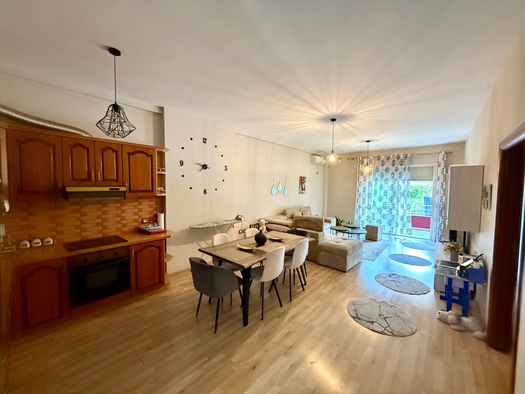 📣 AFFITTO Appartamento 1+1 📍 Vicino al Giardino Botanico ✨  🏢 Nuova Costruzione 🪜 Terzo Piano (Con Ascensore) 🛋️ Completamente Arredato  💶 Prezzo 60.000 Leke/Mese