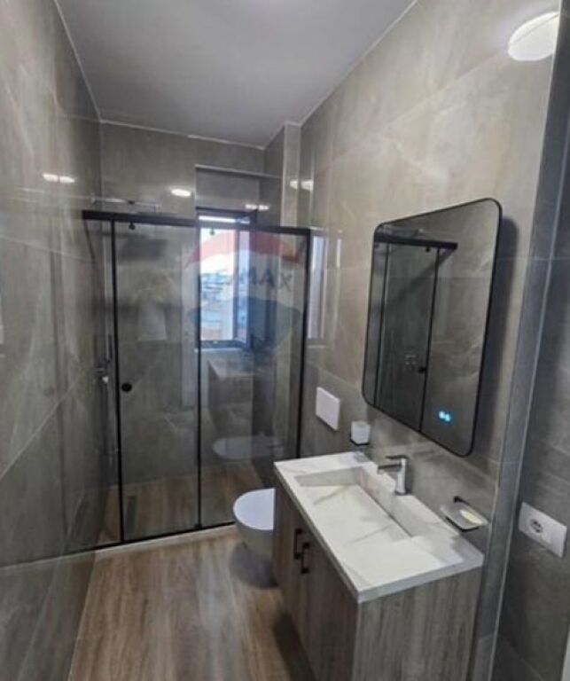 Shitet apartament 2+1+2 ne Porcelan
