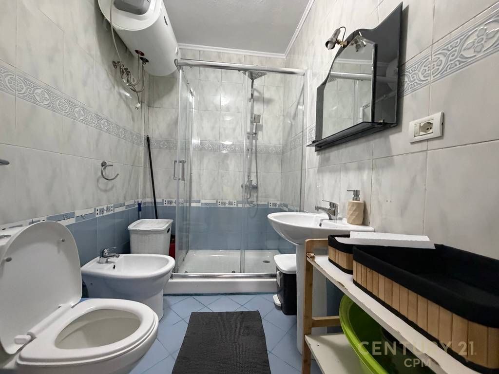 Apartament 1+1 ndodhet në një nga zonat më të mira të Tiranes, pozicionuar tek Bulevardi Zogu i Parë, pranë Stacionit të Trenit.  Apartamenti ka një siperfaqe prej 73.4m2 dhe është i organizuar në : * Sallon Ndënjeje me kuzhinë * 1 Dhoma gjumi * 1 Tualet * 1 Depo/Lavanderi * 1 Ballkon  Për më shumë informacion, ju lutemi na kontaktoni!