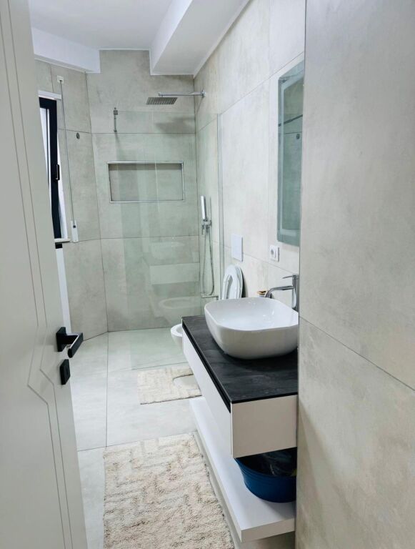 Apartament 2+1 me qira Prane rruges se Ambasadave