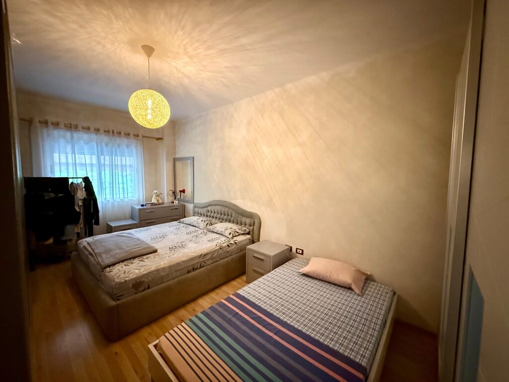 📣 AFFITTO Appartamento 1+1 📍 Vicino al Giardino Botanico ✨  🏢 Nuova Costruzione 🪜 Terzo Piano (Con Ascensore) 🛋️ Completamente Arredato  💶 Prezzo 60.000 Leke/Mese