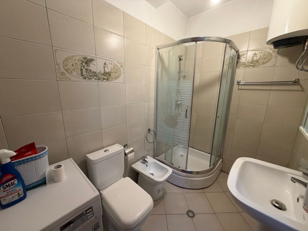Appartamento 1+1 in affitto 📍  📌 Posizione: Di fronte a Delijorgji, via Stavri Themeli 🏢 Piano: 6 (palazzo con ascensore) 🛋️ Completamente arredato  💰 Prezzo: 45.000 lek/mese  Per maggiori informazioni o visita, contattare in privato 📩