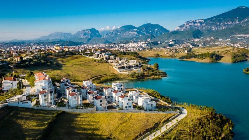 SHITET VILE LUKSOZE 507M2 "CRYSTAL LAKE RESIDENCE, LIQENI I FARKËS" 1.512.046 EURO