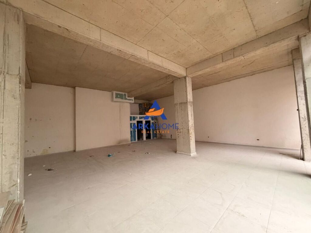 JEPET ME QERA DYQAN 150M2 "BUZE RRUGE TE ZOGU I ZI" 3500 EURO