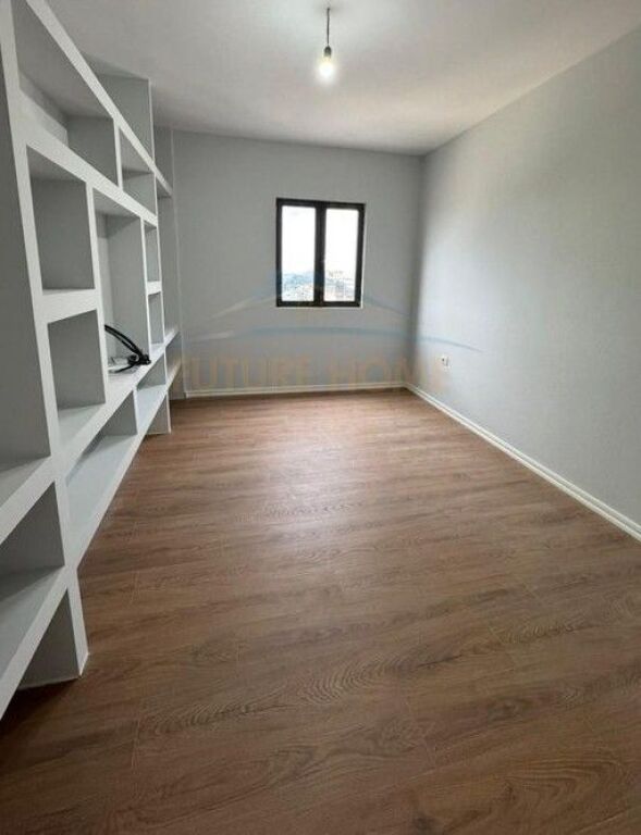 Shitet,Apartament 2+1+2, Rruga "Shefqet Kuka", Fresk