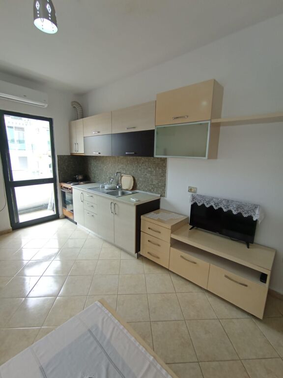 Shitet apartament 1+1