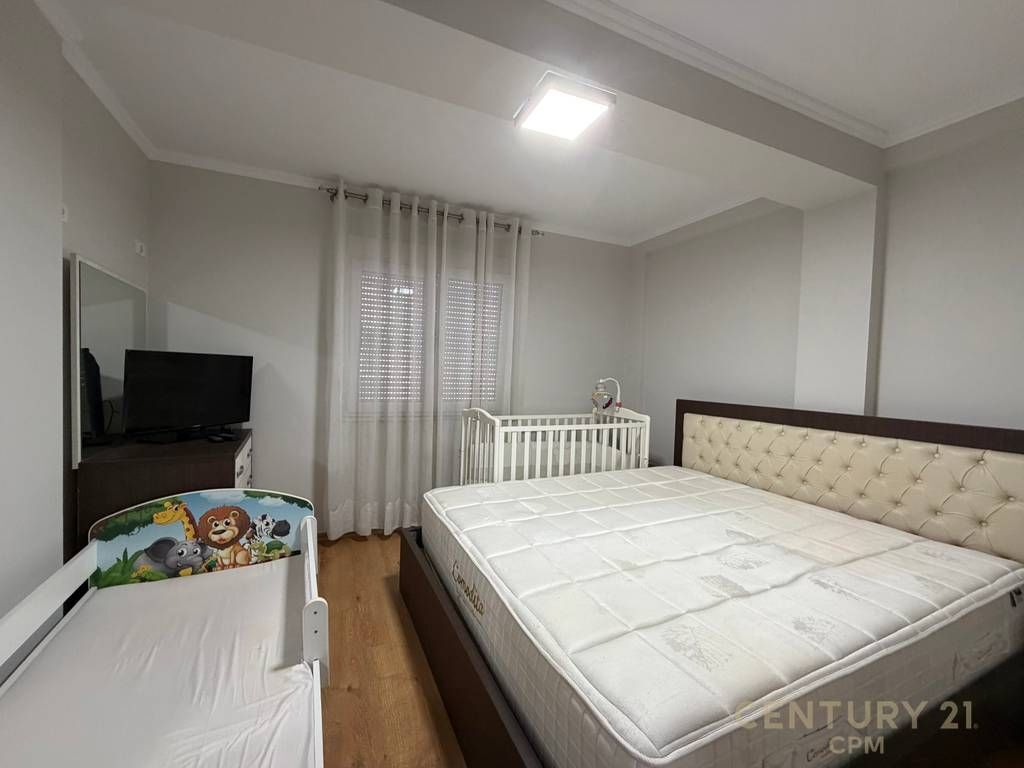 Apartament 1+1 ndodhet në një nga zonat më të mira të Tiranes, pozicionuar tek Bulevardi Zogu i Parë, pranë Stacionit të Trenit.  Apartamenti ka një siperfaqe prej 73.4m2 dhe është i organizuar në : * Sallon Ndënjeje me kuzhinë * 1 Dhoma gjumi * 1 Tualet * 1 Depo/Lavanderi * 1 Ballkon  Për më shumë informacion, ju lutemi na kontaktoni!