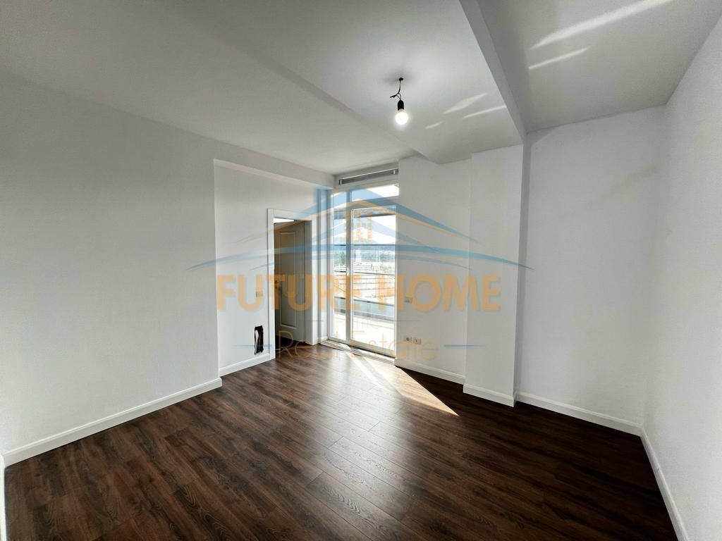 Shitet, Apartament 2+1+2 poste Parkimi, Sauk, prane Restorant Xibrakes, Tiranë.