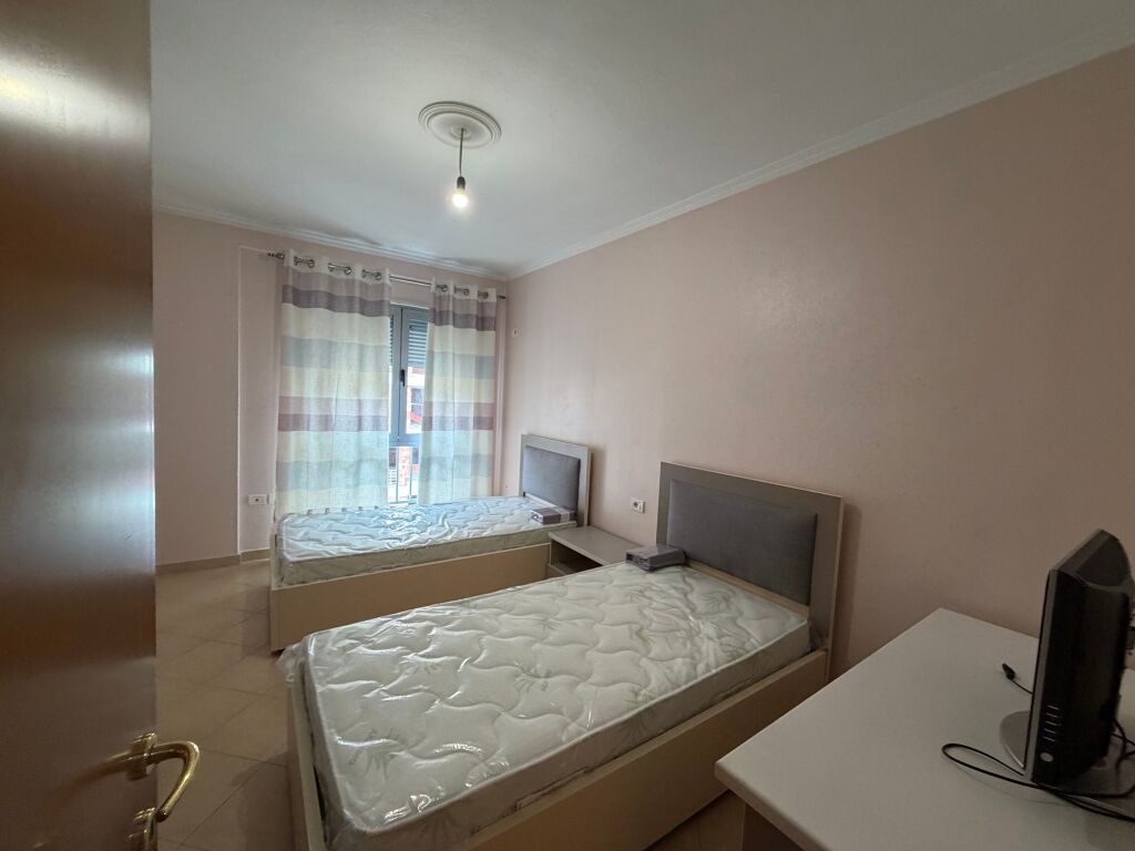 Appartamento 1+1 in affitto 📍  📌 Posizione: Di fronte a Delijorgji, via Stavri Themeli 🏢 Piano: 6 (palazzo con ascensore) 🛋️ Completamente arredato  💰 Prezzo: 45.000 lek/mese  Per maggiori informazioni o visita, contattare in privato 📩
