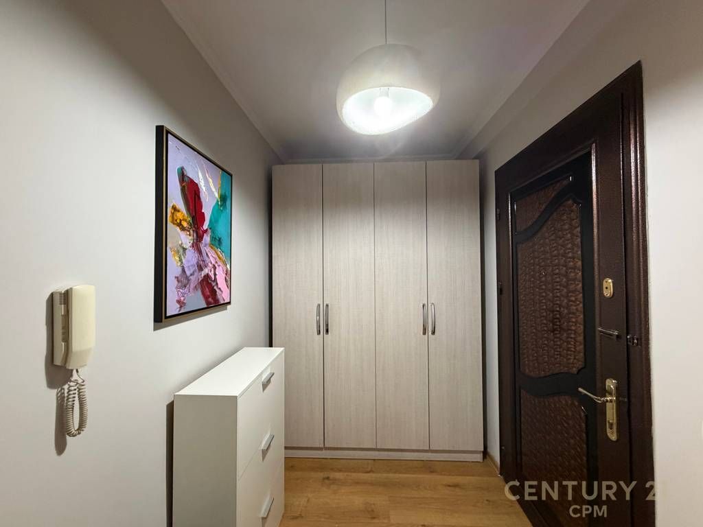 Apartament 1+1 ndodhet në një nga zonat më të mira të Tiranes, pozicionuar tek Bulevardi Zogu i Parë, pranë Stacionit të Trenit.  Apartamenti ka një siperfaqe prej 73.4m2 dhe është i organizuar në : * Sallon Ndënjeje me kuzhinë * 1 Dhoma gjumi * 1 Tualet * 1 Depo/Lavanderi * 1 Ballkon  Për më shumë informacion, ju lutemi na kontaktoni!