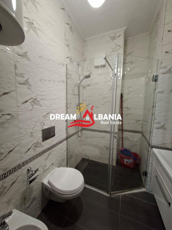 Jepet Me Qera Apartament 1+1 tek 21 Dhjetori, Rruga Frosina Plaku (42111548)