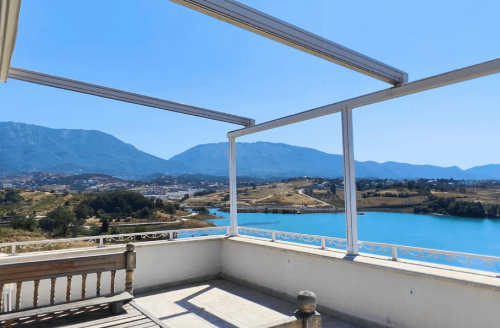 Villa Unica in Vendita – Sulle Rive del Lago di Farka 🌅