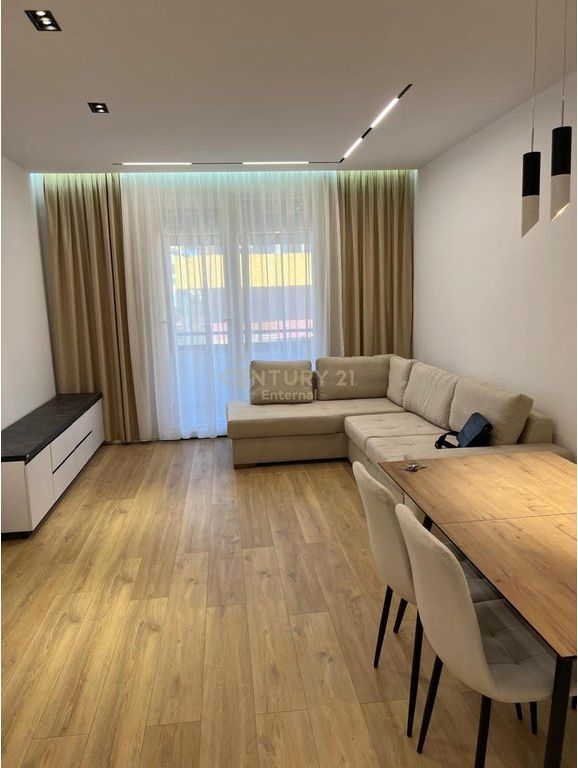 Appartamento 2+1 in affitto a Komuna e Parisit