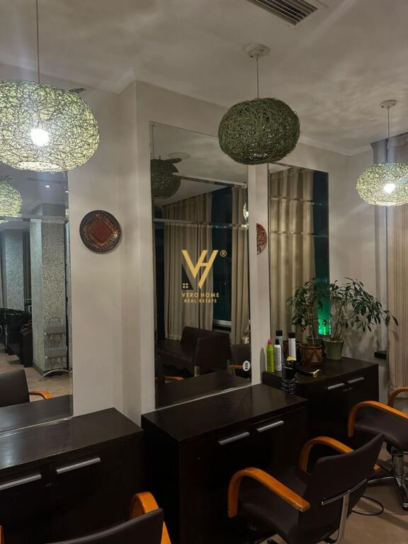JEPET AMBIENT PARUKERIE ME QERA TE RRUGA E ELBASANIT 35.000 LEKE