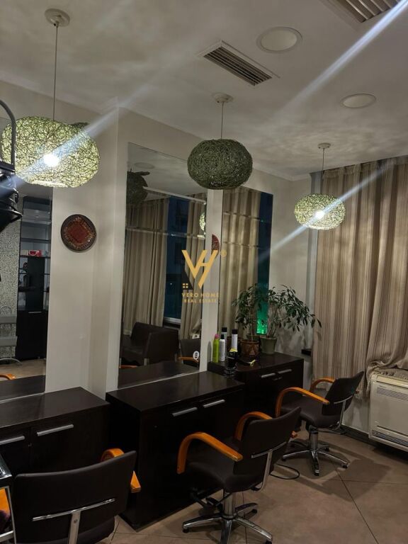 JEPET AMBIENT PARUKERIE ME QERA TE RRUGA E ELBASANIT 35.000 LEKE