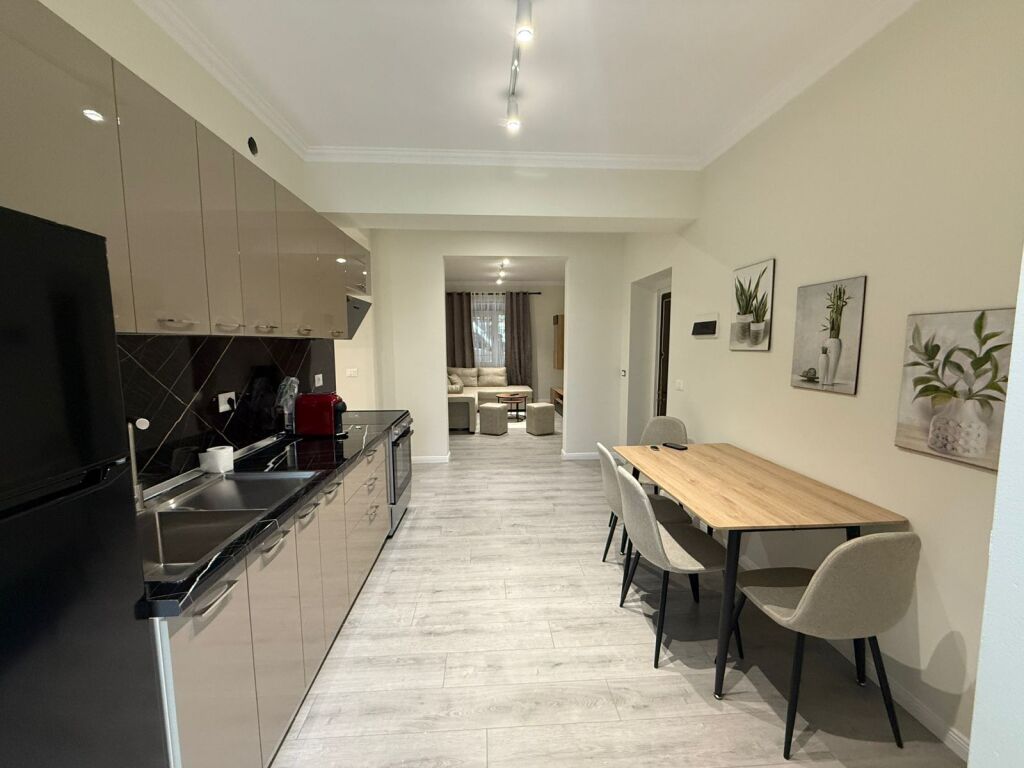 Jepet me qera apartament 2+1 mu ne zemer te Bllokut