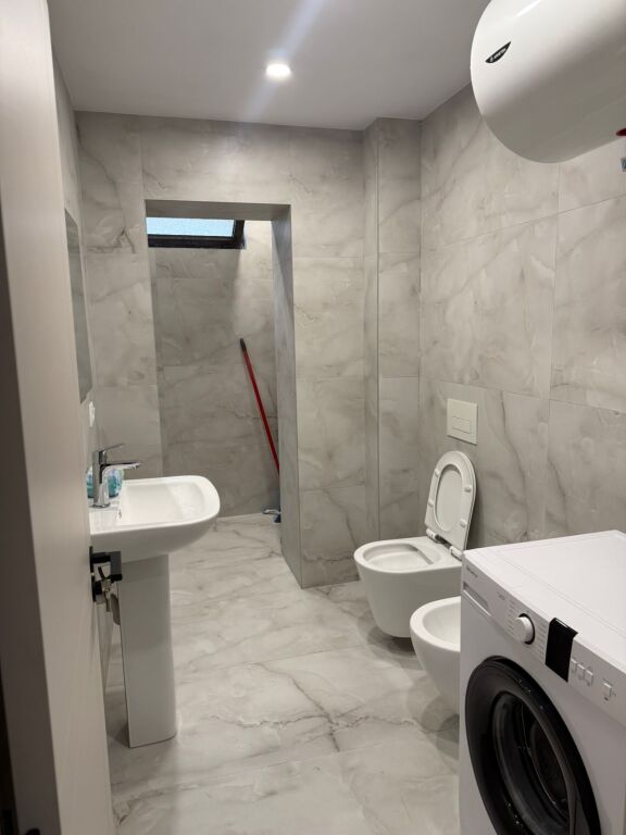 Jepet me qera apartament 2+1 mu ne zemer te Bllokut