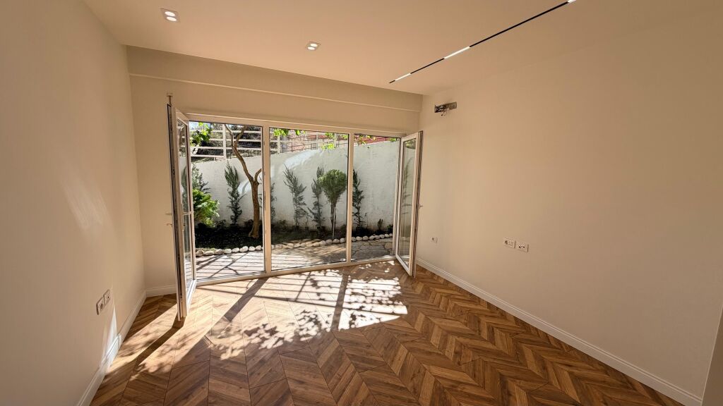 Appartamento 1+1 con cortile in vendita, Zgjatimi i Kodres 1
