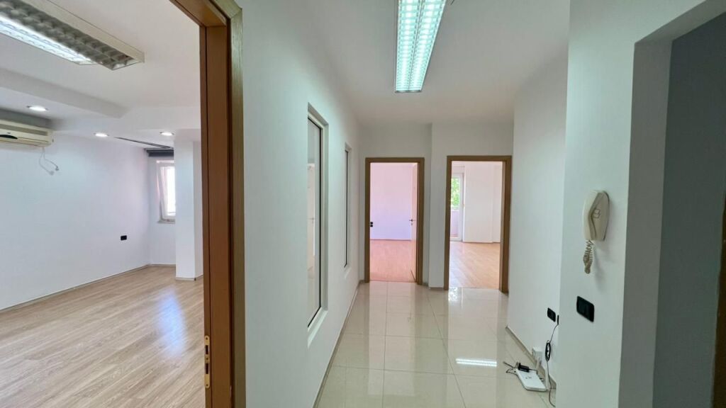 In Affitto: Ufficio Moderno con 3 Ambienti di Lavoro Piazza Wilson (Vicino all'Ufficio Postale 8) - 3° Piano - 700€/Mese - Sup. 110m²
