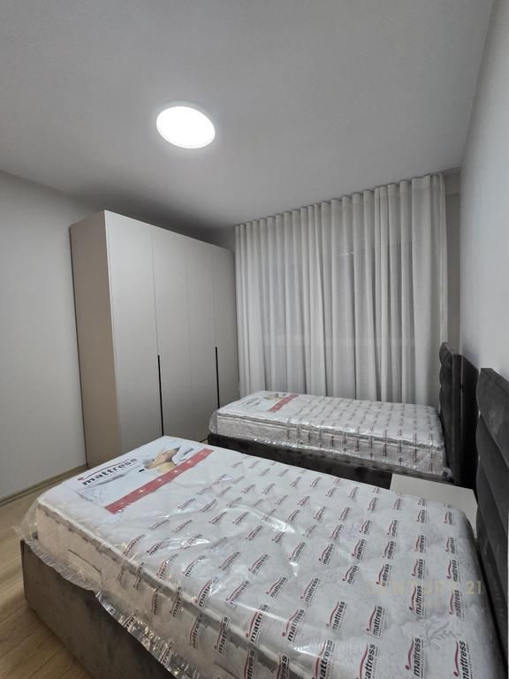 Ne fillim te Bulevardit te Ri ofrojme apartament 2+1+2 per qira!