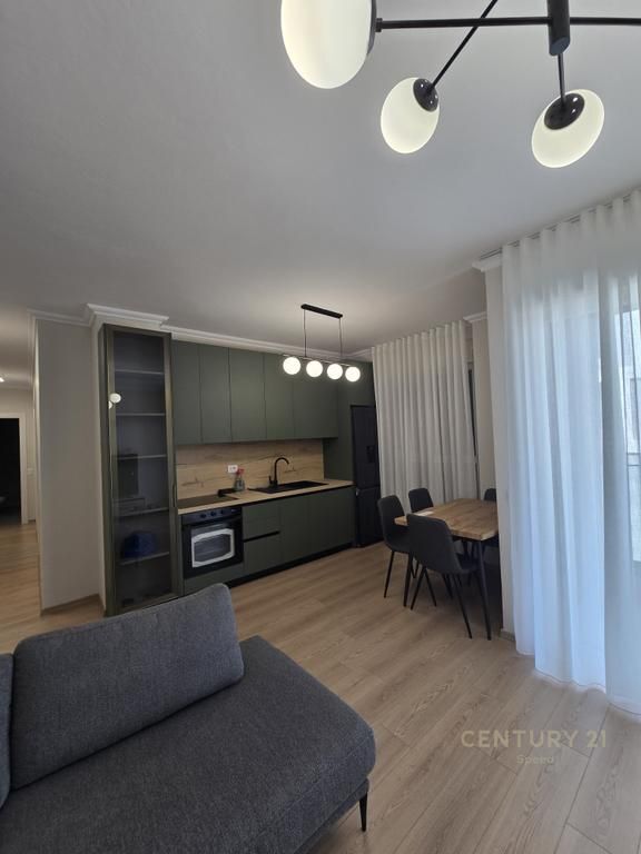Ne fillim te Bulevardit te Ri ofrojme apartament 2+1+2 per qira!