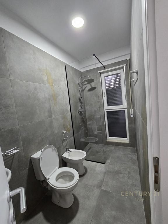 Ne fillim te Bulevardit te Ri ofrojme apartament 2+1+2 per qira!
