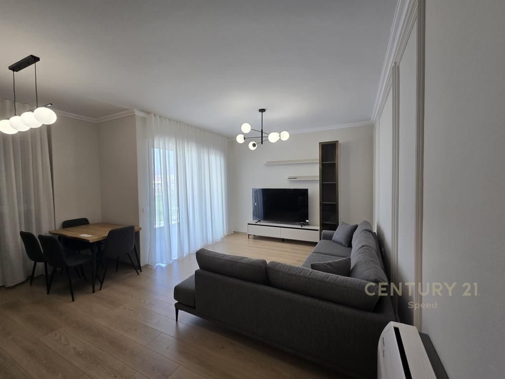 Ne fillim te Bulevardit te Ri ofrojme apartament 2+1+2 per qira!