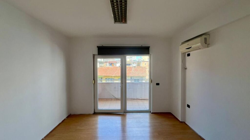 In Affitto: Ufficio Moderno con 3 Ambienti di Lavoro Piazza Wilson (Vicino all'Ufficio Postale 8) - 3° Piano - 700€/Mese - Sup. 110m²
