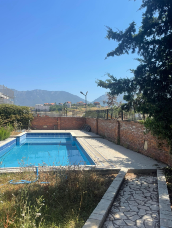 Villa su 4 piani con piscina in vendita – Akacia Hills, TEG