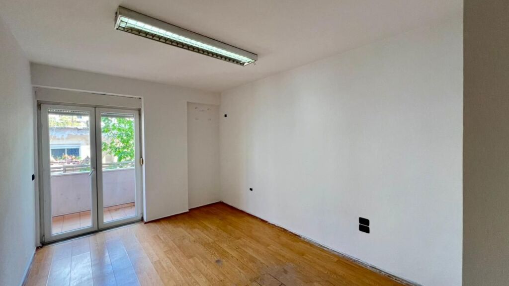 In Affitto: Ufficio Moderno con 3 Ambienti di Lavoro Piazza Wilson (Vicino all'Ufficio Postale 8) - 3° Piano - 700€/Mese - Sup. 110m²