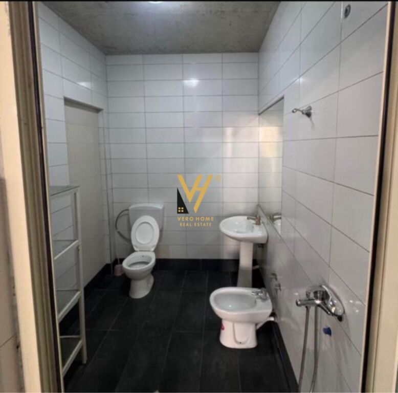 JEPET KAPANON 3.200 M2 ME QERA NE FUSHE KRUJE 290.000 LEKE