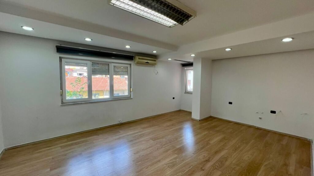 In Affitto: Ufficio Moderno con 3 Ambienti di Lavoro Piazza Wilson (Vicino all'Ufficio Postale 8) - 3° Piano - 700€/Mese - Sup. 110m²