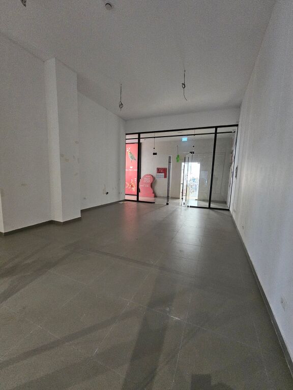 Via KAVAJES VENDESI NEGOZIO – GARDEN BUILDING Fantastica opportunità di investimento in una delle zone più esclusive di Tirana, in Via Kavajës! Ideale per uffici