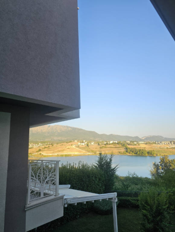 Villa Unica in Vendita – Sulle Rive del Lago di Farka 🌅