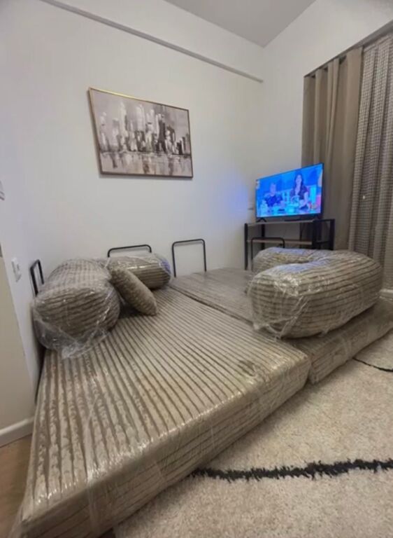 Studio apartment with balcony for rent, newly completed construction, very comfortably furnished and never lived in before. Address: Rezidenca Oxa, Dalip Topi Street, Tirana. Price 300 euro/month.