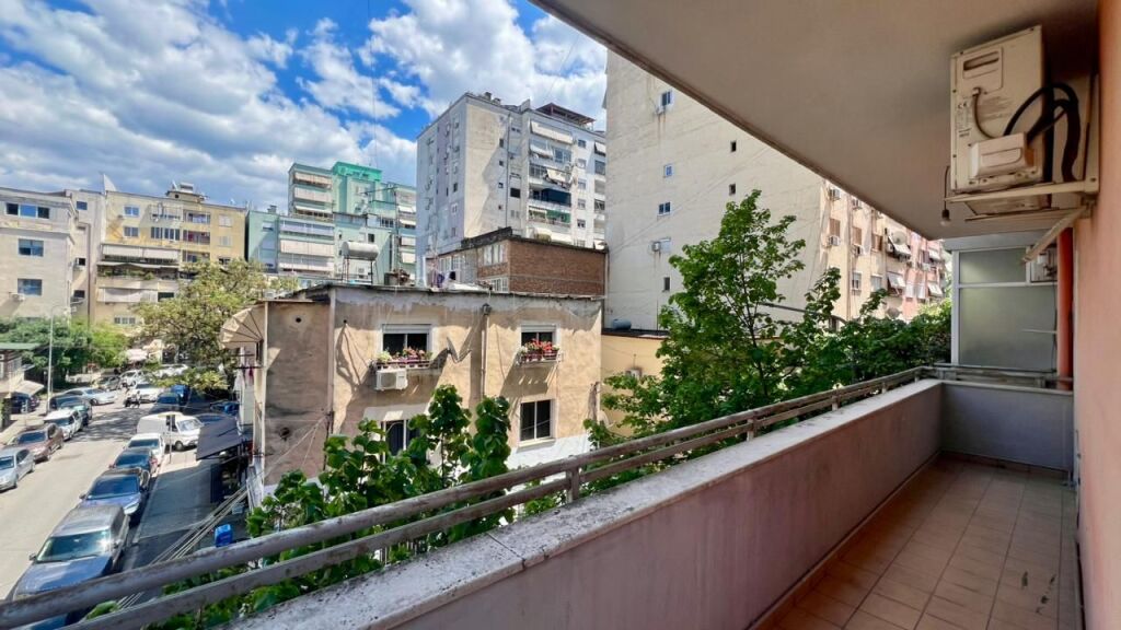 In Affitto: Ufficio Moderno con 3 Ambienti di Lavoro Piazza Wilson (Vicino all'Ufficio Postale 8) - 3° Piano - 700€/Mese - Sup. 110m²