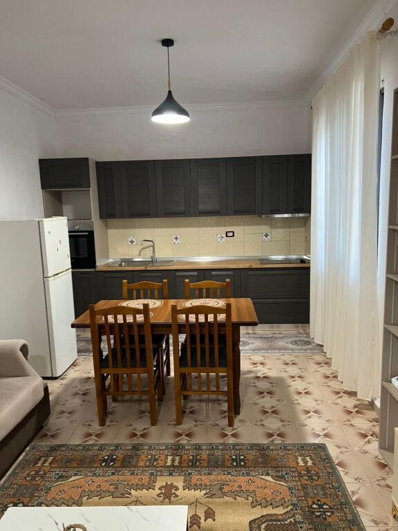 Apartament 1+1 me qira – Rruga 5 Maji (Kati i parë) !