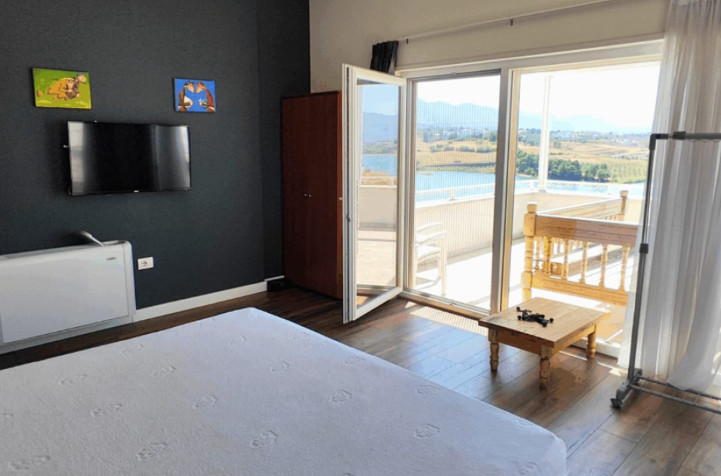 Villa Unica in Vendita – Sulle Rive del Lago di Farka 🌅