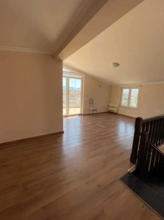 Villa su 4 piani con piscina in vendita – Akacia Hills, TEG