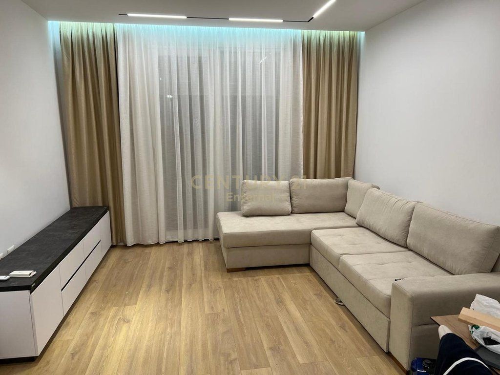 Appartamento 2+1 in affitto a Komuna e Parisit