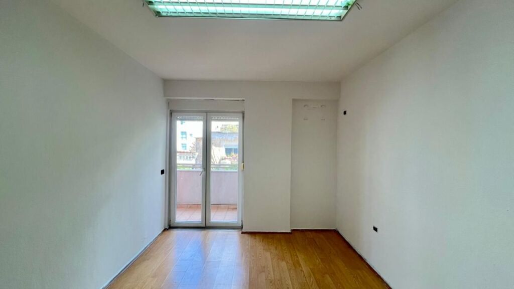 In Affitto: Ufficio Moderno con 3 Ambienti di Lavoro Piazza Wilson (Vicino all'Ufficio Postale 8) - 3° Piano - 700€/Mese - Sup. 110m²