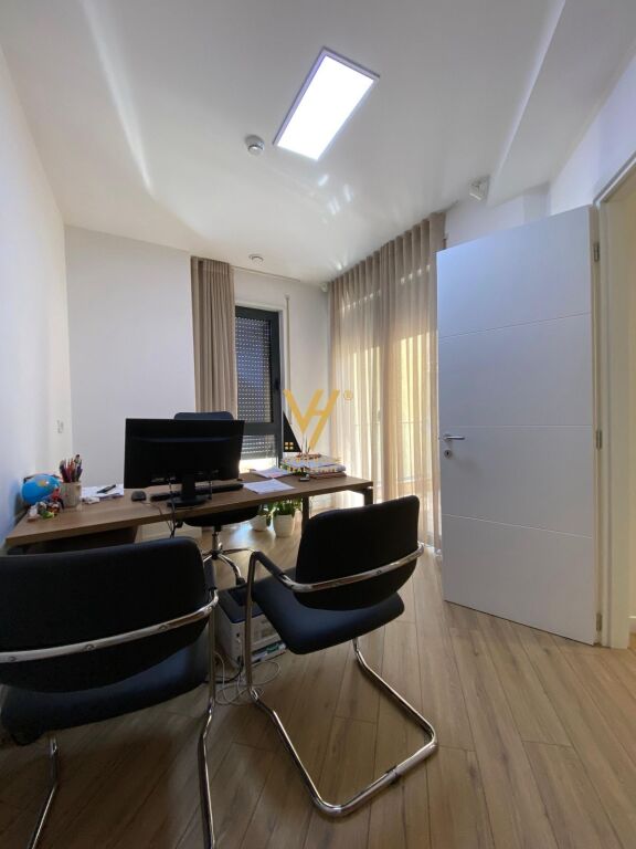 OFFICE 317 M2 FOR RENT ON BARRIKADAVE STREET 400,000 LEKE