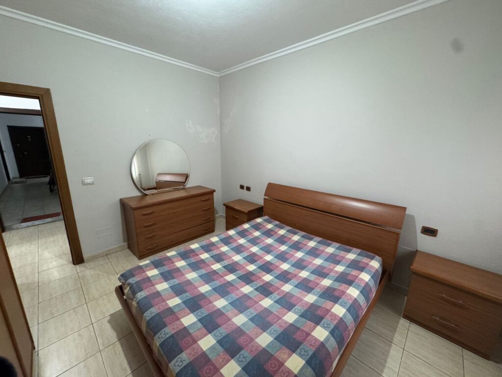 Tek Kristal Center jepet me qera apartament 1+1 tek Big Market siper Kristalit Kodra Diellit buze rruge!
