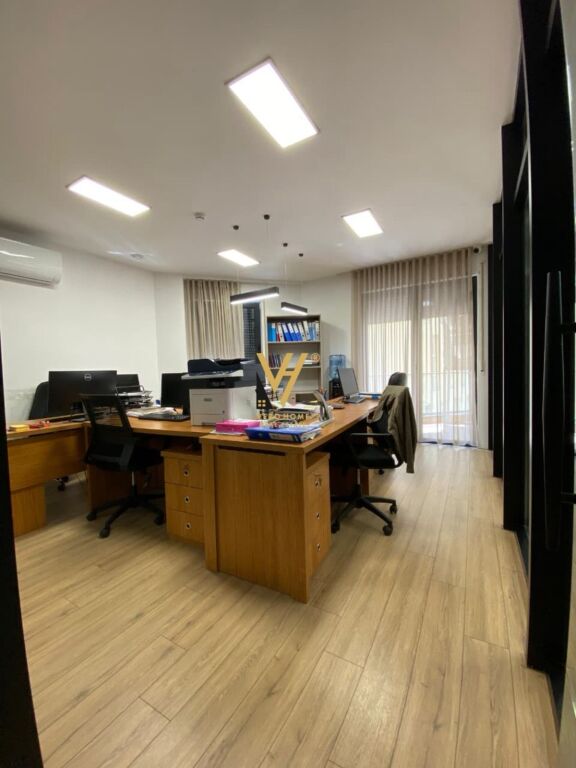 OFFICE 317 M2 FOR RENT ON BARRIKADAVE STREET 400,000 LEKE