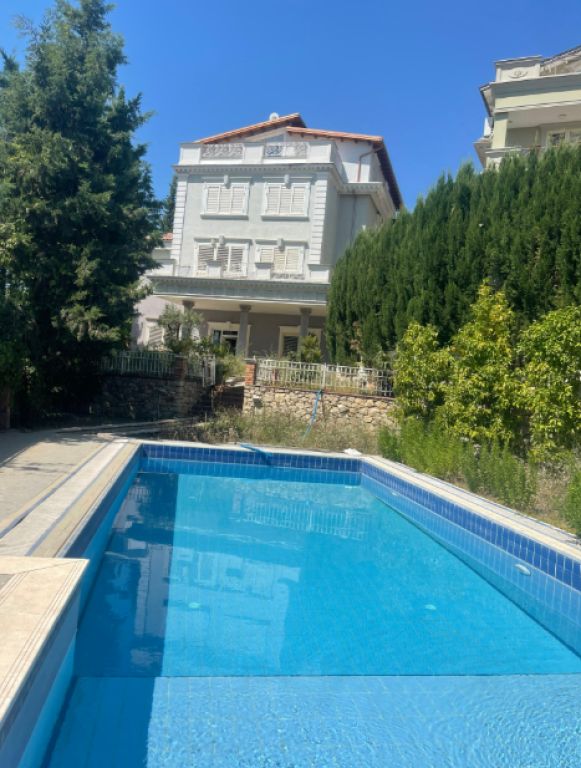 Villa su 4 piani con piscina in vendita – Akacia Hills, TEG