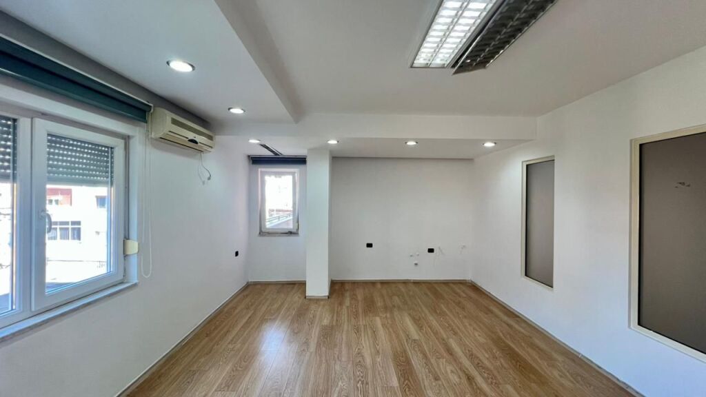 In Affitto: Ufficio Moderno con 3 Ambienti di Lavoro Piazza Wilson (Vicino all'Ufficio Postale 8) - 3° Piano - 700€/Mese - Sup. 110m²