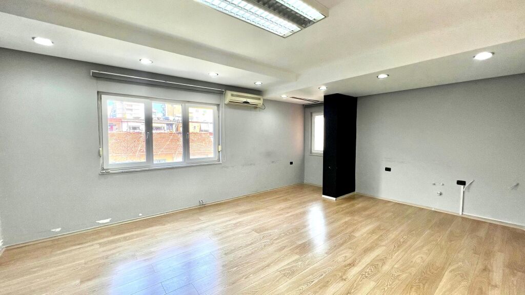 In Affitto: Ufficio Moderno con 3 Ambienti di Lavoro Piazza Wilson (Vicino all'Ufficio Postale 8) - 3° Piano - 700€/Mese - Sup. 110m²