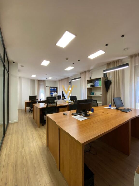 OFFICE 317 M2 FOR RENT ON BARRIKADAVE STREET 400,000 LEKE
