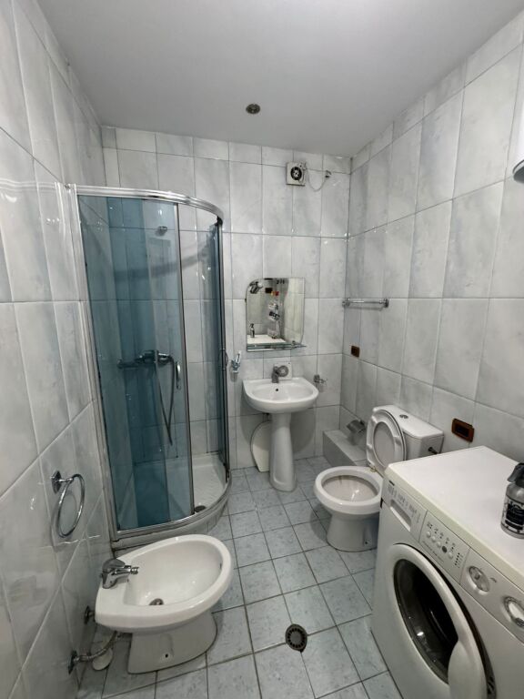 Tek Kristal Center jepet me qera apartament 1+1 tek Big Market siper Kristalit Kodra Diellit buze rruge!